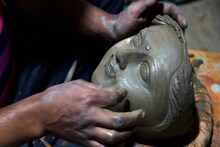অনিশ্চয়তার অশনিসঙ্কেতে আশার আলো মৃৎশিল্পীদের টিকাকরণের উদ্যোগে