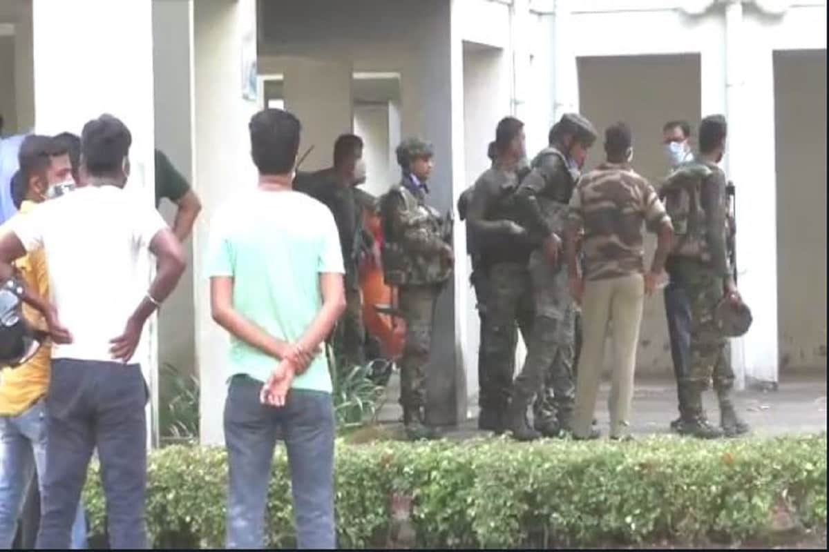 এ দিন সকাল থেকেই দুই দুষ্কৃতীর উপরে নজর রাখছিলেন সাদা পোশাকের পুলিশকর্মীরা৷ বেলা সাড়ে তিনটে নাগাদ শুরু হয় চূড়ান্ত অভিযান৷ এসটিএফ-এর এডিজি বিনীত গোয়েল অবশ্য দাবি করেছেন, প্রথমে দুই দুষ্কৃতীকে গ্রেফতারেরই চেষ্টা করা হয়৷ কিন্তু পুলিশ এসেছে বুঝতে পেরেই উপরের বারান্দা থেকে বাহিনীকে লক্ষ্য করে গুলি চালাতে শুরু করে জয়পাল ও জশপ্রীত৷ আহত হন কার্তিক ঘোষ নামে একজন ইন্সপেক্টর৷ তাঁর হাতে গুলি লাগে৷Info and Photo- Sukanta Mukherjee/Anup Chakraborty এ দিন সকাল থেকেই দুই দুষ্কৃতীর উপরে নজর রাখছিলেন সাদা পোশাকের পুলিশকর্মীরা৷ বেলা সাড়ে তিনটে নাগাদ শুরু হয় চূড়ান্ত অভিযান৷ এসটিএফ-এর এডিজি বিনীত গোয়েল অবশ্য দাবি করেছেন, প্রথমে দুই দুষ্কৃতীকে গ্রেফতারেরই চেষ্টা করা হয়৷ কিন্তু পুলিশ এসেছে বুঝতে পেরেই উপরের বারান্দা থেকে বাহিনীকে লক্ষ্য করে গুলি চালাতে শুরু করে জয়পাল ও জশপ্রীত৷ আহত হন কার্তিক ঘোষ নামে একজন ইন্সপেক্টর৷ তাঁর হাতে গুলি লাগে৷Info and Photo- Sukanta Mukherjee/Anup Chakraborty