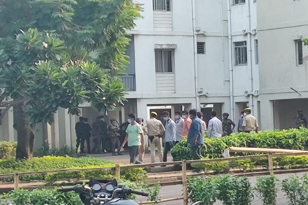 এডিজি এসটিএফ বিনীত গোয়েল জানিয়েছেন, দুই দুষ্কৃতী যে ফ্ল্যাটে ছিল, সেখান থেকে নগদ ৭ লক্ষ টাকা, পাঁচটি অত্যাধুনিক আগ্নেয়াস্ত্র এবং প্রায় ৮৯ রাউন্ড গুলি উদ্ধার হয়েছে৷ গোটা ঘটনার তদন্তভার নিয়েছে সিআইডি৷Info and Photo- Sukanta Mukherjee/Anup Chakraborty এডিজি এসটিএফ বিনীত গোয়েল জানিয়েছেন, দুই দুষ্কৃতী যে ফ্ল্যাটে ছিল, সেখান থেকে নগদ ৭ লক্ষ টাকা, পাঁচটি অত্যাধুনিক আগ্নেয়াস্ত্র এবং প্রায় ৮৯ রাউন্ড গুলি উদ্ধার হয়েছে৷ গোটা ঘটনার তদন্তভার নিয়েছে সিআইডি৷Info and Photo- Sukanta Mukherjee/Anup Chakraborty