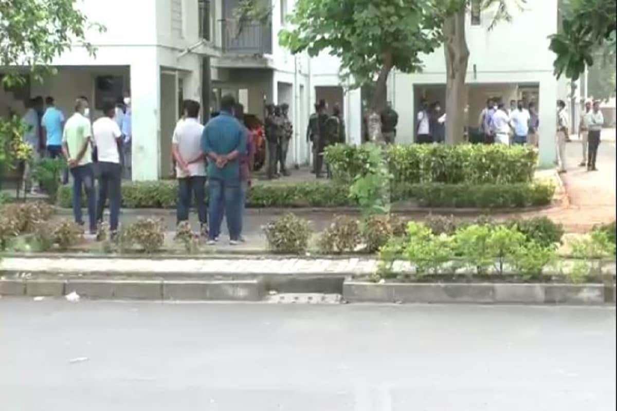জয়পাল এবং জশপ্রীত যে ফ্ল্যাটে থাকছিল, তার কাছাকাছি ফ্ল্যাটের এক বাসিন্দা জানিয়েছেন, অন্যান্য আবাসিকদের সঙ্গে সেভাবে কথা না বললেও তাদের মধ্যে কোনও অস্বাভাবিকতা ধরা পড়েনি৷ মাঝেমধ্যে বারান্দায় দাঁড়িয়ে সিগারেট খেতেও দেখা যেত তাদের৷Info and Photo- Sukanta Mukherjee/Anup Chakraborty জয়পাল এবং জশপ্রীত যে ফ্ল্যাটে থাকছিল, তার কাছাকাছি ফ্ল্যাটের এক বাসিন্দা জানিয়েছেন, অন্যান্য আবাসিকদের সঙ্গে সেভাবে কথা না বললেও তাদের মধ্যে কোনও অস্বাভাবিকতা ধরা পড়েনি৷ মাঝেমধ্যে বারান্দায় দাঁড়িয়ে সিগারেট খেতেও দেখা যেত তাদের৷Info and Photo- Sukanta Mukherjee/Anup Chakraborty