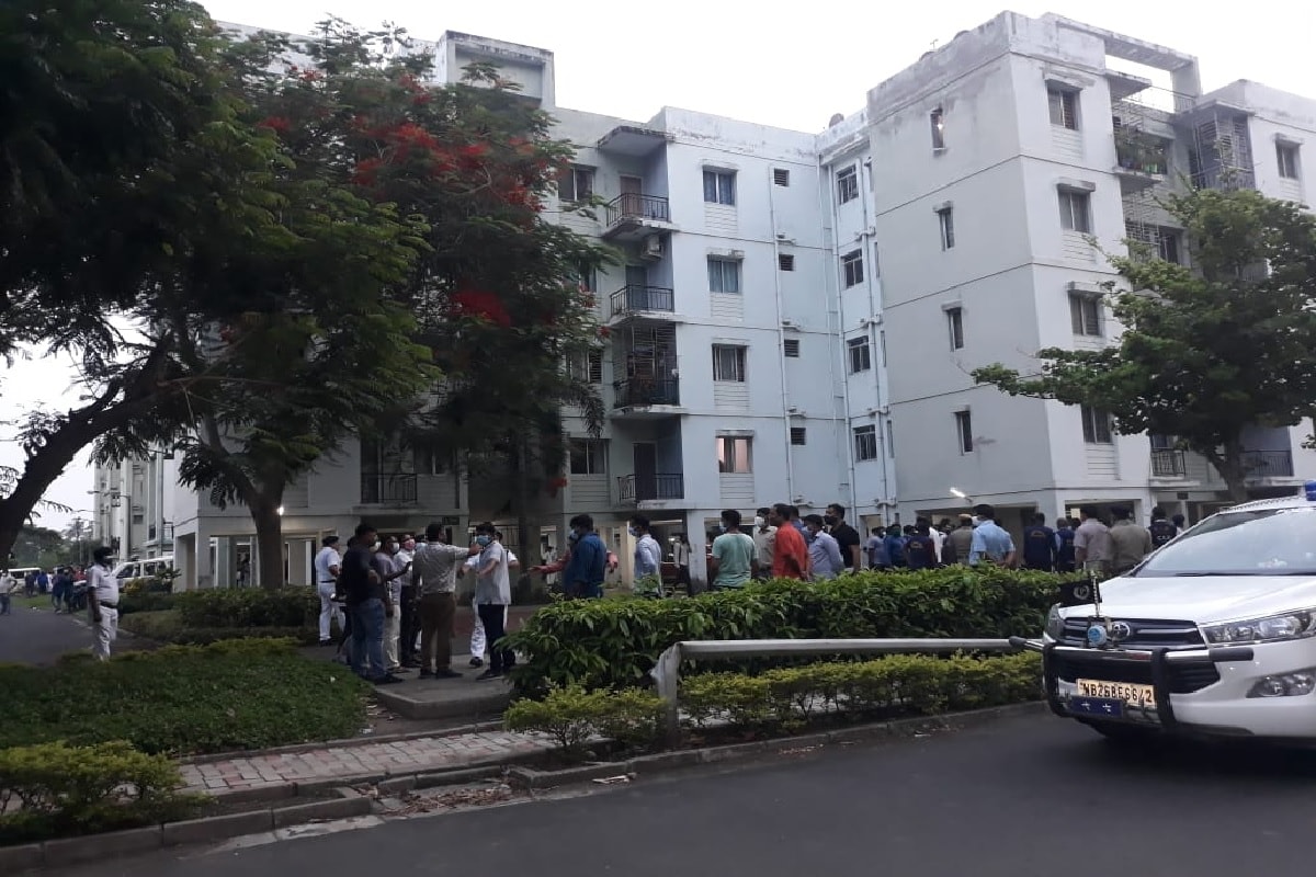 নিউ টাউনের এই আবাসন প্রকল্পে প্রায় ২০ হাজার আবাসিকের বাস৷ ওই দুই দুষ্কৃতীর আর কোনও সঙ্গী সেখানে লুকিয়ে আছে কি না, সে বিষয়ে নিশ্চিত হতে জোরদার তল্লাশি চালায় পুলিশ৷Info and Photo- Sukanta Mukherjee/Anup Chakraborty নিউ টাউনের এই আবাসন প্রকল্পে প্রায় ২০ হাজার আবাসিকের বাস৷ ওই দুই দুষ্কৃতীর আর কোনও সঙ্গী সেখানে লুকিয়ে আছে কি না, সে বিষয়ে নিশ্চিত হতে জোরদার তল্লাশি চালায় পুলিশ৷Info and Photo- Sukanta Mukherjee/Anup Chakraborty