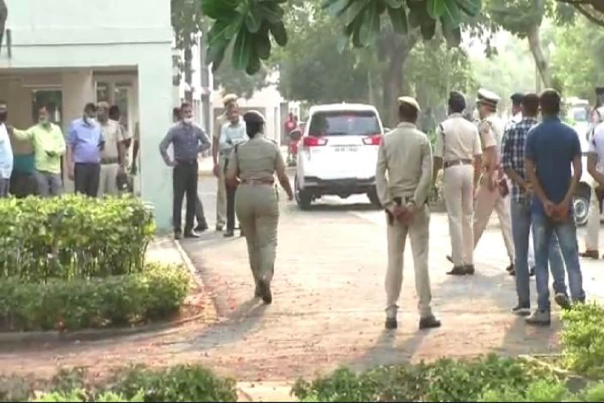 নিউ টাউনের এই আবাসনে অনেকেই ফ্ল্যাট ভাড়া দেন৷ ভিন রাজ্য তো বটেই, বিদেশ থেকেও অনেকে সেখানে এসে থাকেন৷ এ ভাবে ফ্ল্যাট ভাড়া দেওয়ার ক্ষেত্রে পুলিশকে দিয়ে পরিচয়পত্র যাচাই করা সহ যে যে নিয়ম মানা উচিত, তা যে ঠিকমতো সবসময় হয় না, তা একরকম স্বীকার করে নিয়েছেন আবাসনের বাসিন্দারা৷ নিজেদের নিরাপত্তা নিয়েও আতঙ্কে তাঁরা৷ তবে প্রত্যেকেই এসটিএফ-এর ভূমিকার প্রশংসা করছেন৷Info and Photo- Sukanta Mukherjee/Anup Chakraborty নিউ টাউনের এই আবাসনে অনেকেই ফ্ল্যাট ভাড়া দেন৷ ভিন রাজ্য তো বটেই, বিদেশ থেকেও অনেকে সেখানে এসে থাকেন৷ এ ভাবে ফ্ল্যাট ভাড়া দেওয়ার ক্ষেত্রে পুলিশকে দিয়ে পরিচয়পত্র যাচাই করা সহ যে যে নিয়ম মানা উচিত, তা যে ঠিকমতো সবসময় হয় না, তা একরকম স্বীকার করে নিয়েছেন আবাসনের বাসিন্দারা৷ নিজেদের নিরাপত্তা নিয়েও আতঙ্কে তাঁরা৷ তবে প্রত্যেকেই এসটিএফ-এর ভূমিকার প্রশংসা করছেন৷Info and Photo- Sukanta Mukherjee/Anup Chakraborty