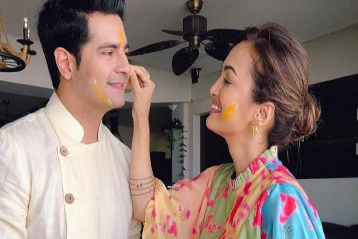 তার বিরুদ্ধে ভারতীয় পিনাল কোডের ৩৩৬ ধারা (অন্যের জীবন বিপন্ন করা) ৩৩৭(মানুষের জীবন বিপন্ন করার জন্য আহত করা), ৩৩২ (স্বতঃপ্রণোদিতভাবে কোনও কর্মীকে আঘাত করা), ৫০৪(ইচ্ছাকৃত ভাবে শান্তি বিঘ্নিত করা), ৫০৬(ক্রিমিন্যাল অ্যাক্টের জন্য শাস্তি) ধারায় তার বিরুদ্ধে অভিযোগ দায়ের করা হয়েছে৷ তার বিরুদ্ধে ভারতীয় পিনাল কোডের ৩৩৬ ধারা (অন্যের জীবন বিপন্ন করা) ৩৩৭(মানুষের জীবন বিপন্ন করার জন্য আহত করা), ৩৩২ (স্বতঃপ্রণোদিতভাবে কোনও কর্মীকে আঘাত করা), ৫০৪(ইচ্ছাকৃত ভাবে শান্তি বিঘ্নিত করা), ৫০৬(ক্রিমিন্যাল অ্যাক্টের জন্য শাস্তি) ধারায় তার বিরুদ্ধে অভিযোগ দায়ের করা হয়েছে৷