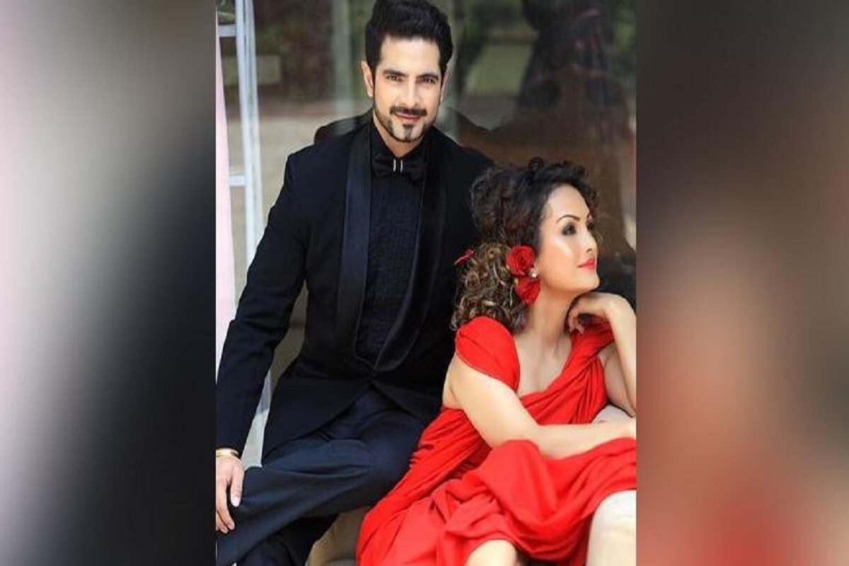যদিও গ্রেফতারের কিছুক্ষণ পরেই তাঁকে জামিনে মুক্তি দেওয়া হয়েছে৷ এই অভিনেতা দম্পতি একাধিক শো এ একসঙ্গে কাজ করেছেন৷ নিশা বিজ্ঞাপনে অভিনয় করেছেন৷ তারমধ্যে রয়েছে কোকাকোলা (Coca Cola), সানসিল্ক শ্যাম্পু (Sunsilk shampoo)-র বিজ্ঞাপন৷ এছাড়াও তিনি কয়েকটি বলিউড ছবিতেও (Bollywood movies) অভিনয় করেছেন৷ যদিও গ্রেফতারের কিছুক্ষণ পরেই তাঁকে জামিনে মুক্তি দেওয়া হয়েছে৷ এই অভিনেতা দম্পতি একাধিক শো এ একসঙ্গে কাজ করেছেন৷ নিশা বিজ্ঞাপনে অভিনয় করেছেন৷ তারমধ্যে রয়েছে কোকাকোলা (Coca Cola), সানসিল্ক শ্যাম্পু (Sunsilk shampoo)-র বিজ্ঞাপন৷ এছাড়াও তিনি কয়েকটি বলিউড ছবিতেও (Bollywood movies) অভিনয় করেছেন৷