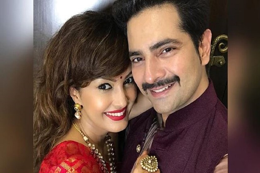 ৩৮ বছরের অভিনেতা সোমবার রাতে ঝগড়ার সময় স্ত্রী-র গায়ে হাত তোলেন -এমন মারাত্মক অভিযোগ তার বিরুদ্ধে৷ স্ত্রী -র অভিযোগের ভিত্তিতে করণকে সকালেই গ্রেফতার করে গোরেগাঁও থানার পুলিশ৷ সেখানেই দায়ের করা হয়েছে অভিযোগ৷