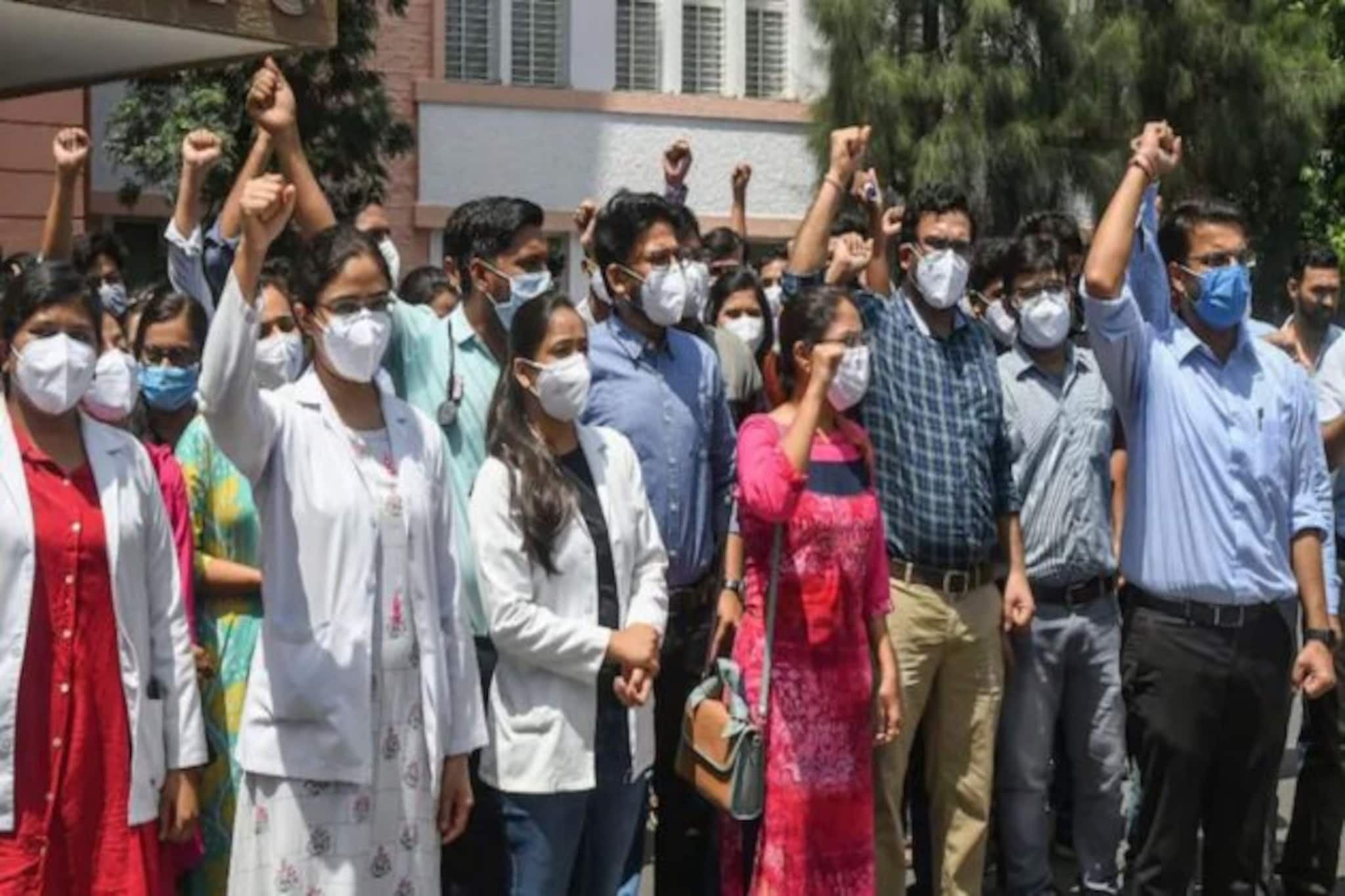 Madhya Pradesh Doctor Resign : প্রতিশ্রুতি রাখেনি সরকার, মধ্যপ্রদেশে হাইকোর্টের নির্দেশের পরেই পদত্যাগ  ৩ হাজার জুনিয়র চিকিৎসকের!