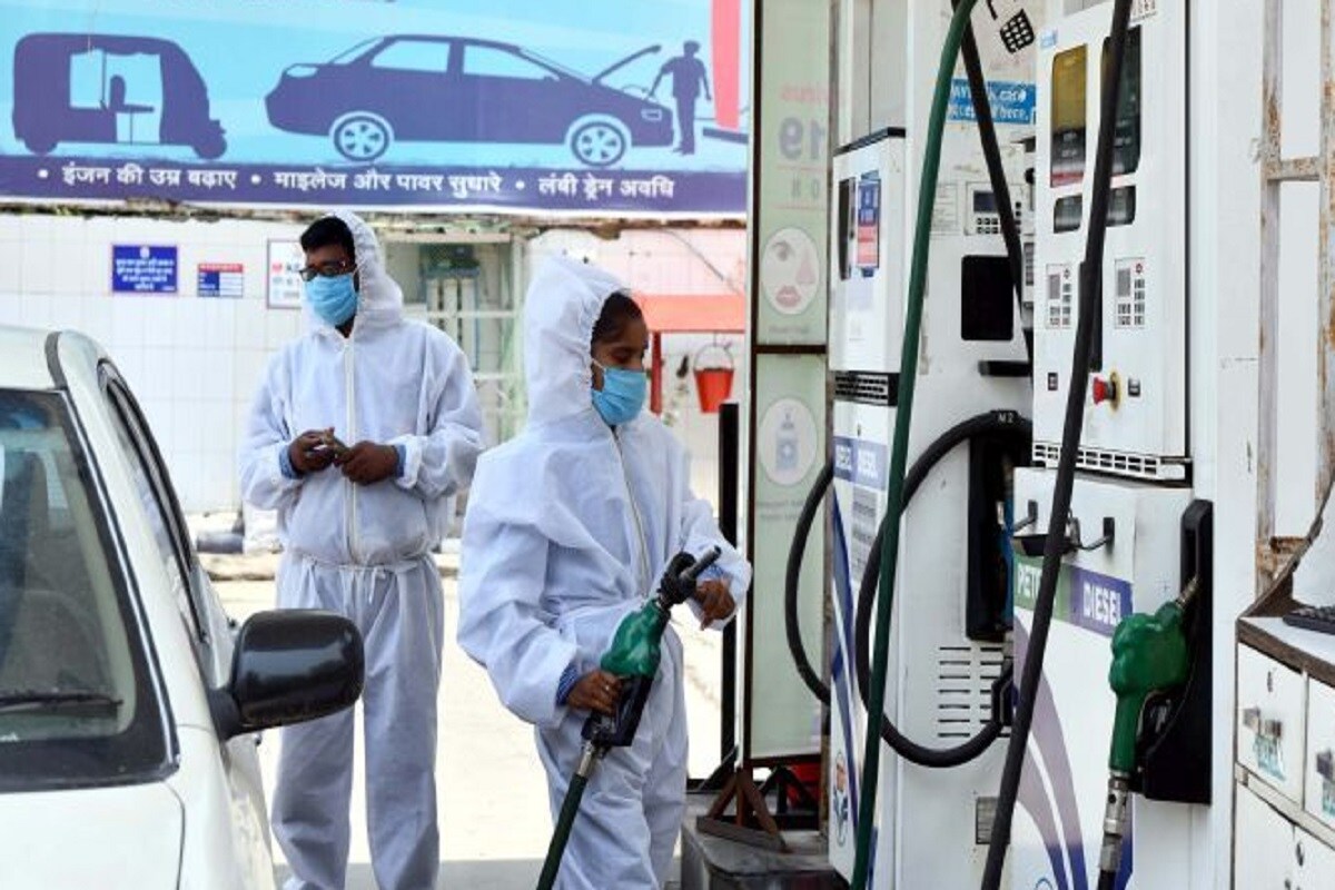 লাগাতার দাম বেড়ে চলেছে পেট্রোল ও ডিজেলের (Petrol-Diesel Price Today) ৷ বর্তমানে প্রায় সমস্ত শহরে রেকর্ড স্তরে পৌঁছে গিয়েছে পেট্রোল ও ডিজেলের দাম ৷ বুধবার ফের জ্বালানির দাম বাড়াল সরকারি তেল সংস্থাগুলি ৷ এদিন পেট্রোলের দাম ২৫ পয়সা প্রতি লিটার এবং ডিজেল ২৫ পয়সা প্রতি লিটারে বৃদ্ধি করা হয়েছে ৷ লাগাতার দাম বেড়ে চলেছে পেট্রোল ও ডিজেলের (Petrol-Diesel Price Today) ৷ বর্তমানে প্রায় সমস্ত শহরে রেকর্ড স্তরে পৌঁছে গিয়েছে পেট্রোল ও ডিজেলের দাম ৷ বুধবার ফের জ্বালানির দাম বাড়াল সরকারি তেল সংস্থাগুলি ৷ এদিন পেট্রোলের দাম ২৫ পয়সা প্রতি লিটার এবং ডিজেল ২৫ পয়সা প্রতি লিটারে বৃদ্ধি করা হয়েছে ৷