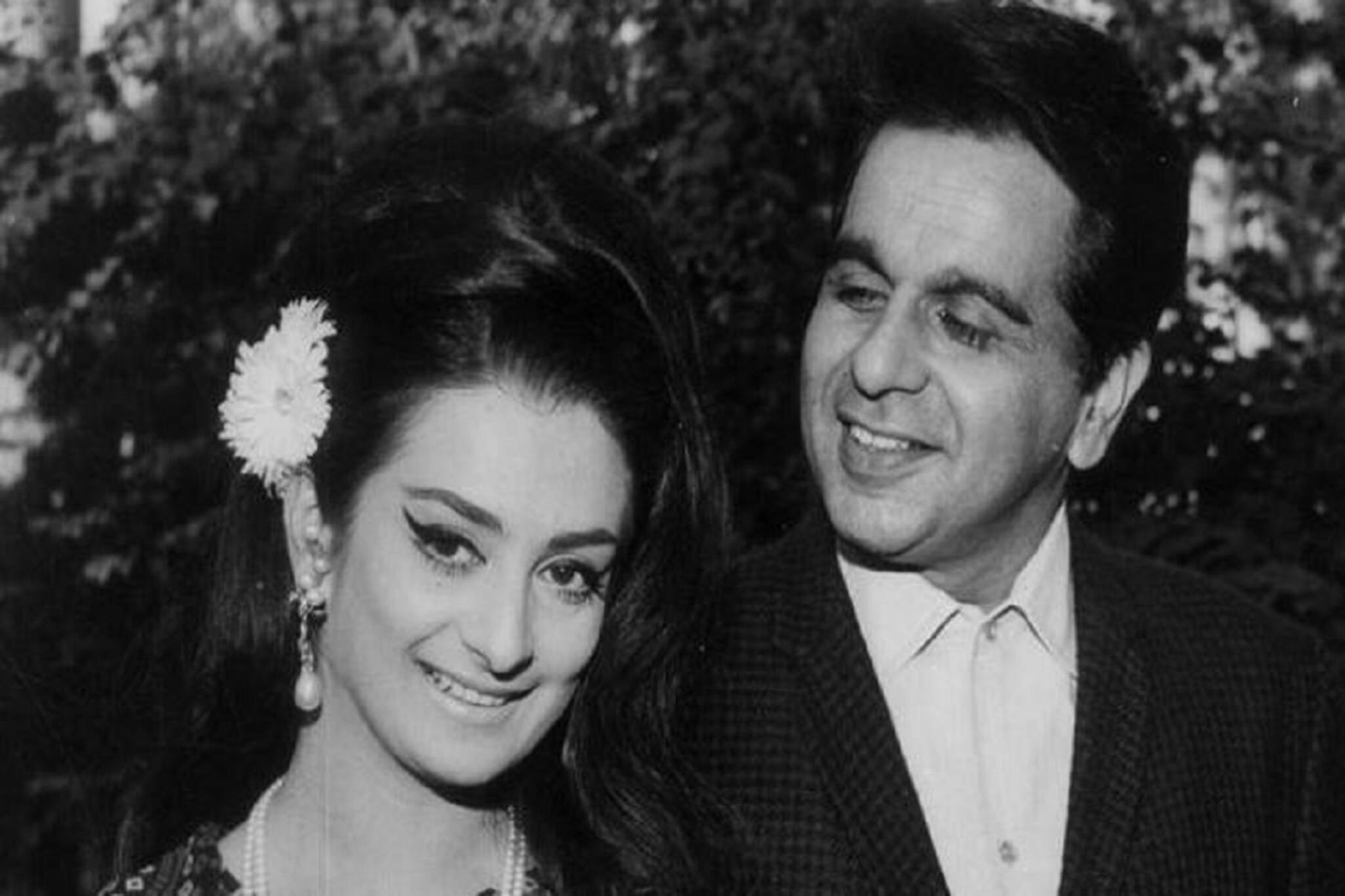 আরও একবার অসুস্থতার বিরুদ্ধে লড়াই করে জয়ী দিলীপ কুমার, বেরোতেই চুম্বন করলেন সায়রাবানু, ছবি ভাইরাল