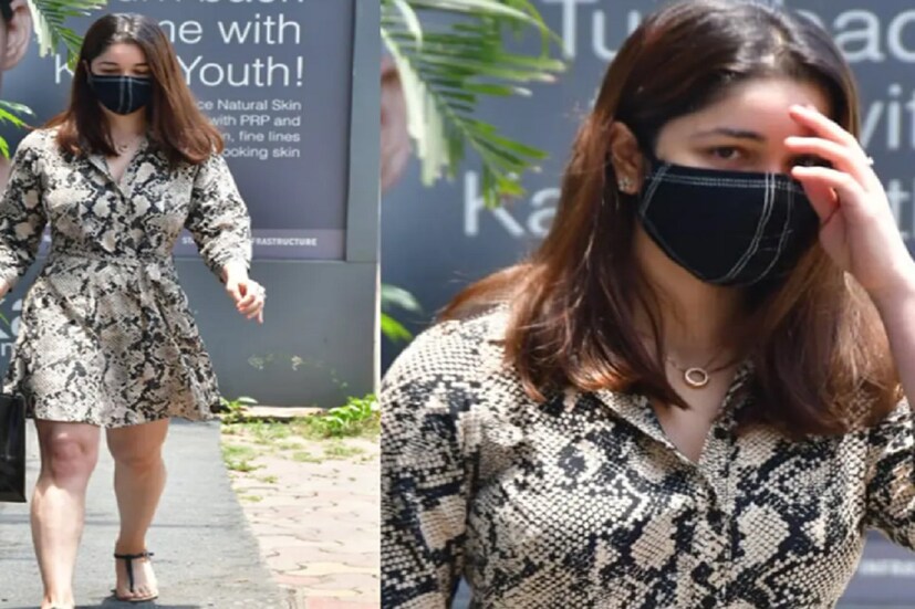 ক্রিকেটের ভগবান সচিন রমেশ তেন্ডুলকরের (Sachin Ramesh Tendulkar) মেয়ে সারা তেন্ডুলকরকে (Sara Tendulkar) মুম্বইয়ের বান্দ্রায় (Bandra) একটি ডাক্তারখানার (Clinic) বাইরে দেখতে পাওয়া গিয়েছে ৷ সেই ছবিই সোশ্যাল মিডিয়ায় সুপার ভাইরাল হয়েছে ৷ (Pics- Viral Bhayani). ক্রিকেটের ভগবান সচিন রমেশ তেন্ডুলকরের (Sachin Ramesh Tendulkar) মেয়ে সারা তেন্ডুলকরকে (Sara Tendulkar) মুম্বইয়ের বান্দ্রায় (Bandra) একটি ডাক্তারখানার (Clinic) বাইরে দেখতে পাওয়া গিয়েছে ৷ সেই ছবিই সোশ্যাল মিডিয়ায় সুপার ভাইরাল হয়েছে ৷ (Pics- Viral Bhayani).