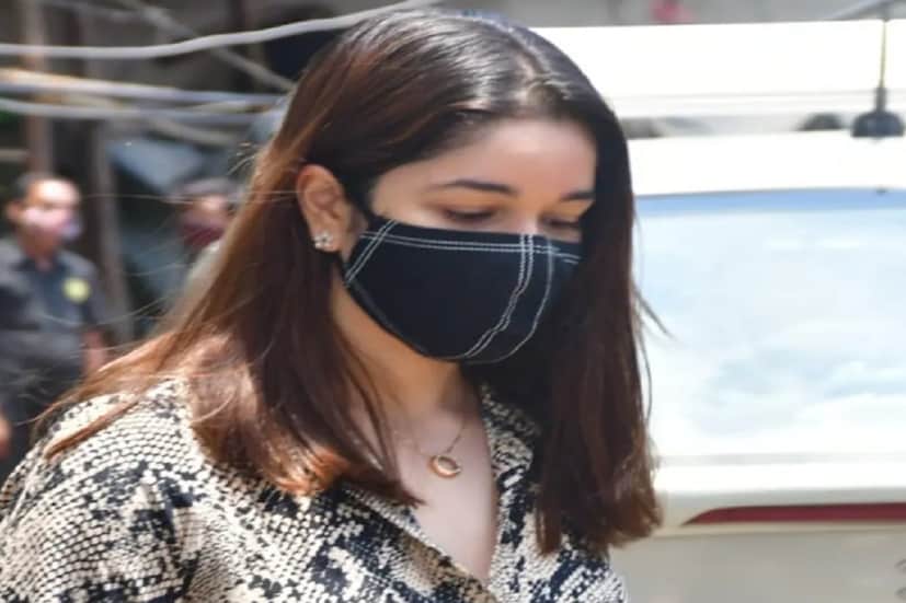 সারাকে মাস্ক পরে দেখতে পাওয়া গিয়েছে ৷ করোনার দ্বিতীয় ঢেউ সারা দেশকে যেভাবে কাবু করেছে ৷ বহু বিধি নিষেধ মেনে চলতে হয় ৷ মারণ জীবাণু রুখতে কঠোর হয়েছে প্রশাসনও, এমনকী মাস্ক না পরে বাইরে বেরলো সংশ্লিষ্ট ব্যক্তির বিরুদ্ধে আইনি পদক্ষেপ নেওয়া হচ্ছে ৷ (Pics- Viral Bhayani).