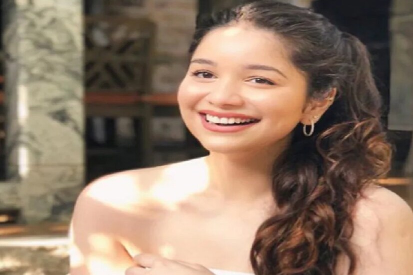 সারা লন্ডনে লেখাপড়া করেছেন ৷ তাঁর জীবনের চরম মুহূর্ত অর্থাৎ ডিগ্রি পাওয়ার সময়ে বাবা সচিন তেন্ডুলকর কলেজে গিয়েছিলেন ৷ ছবি সৌজন্যে ইনস্টাগ্রাম ৷