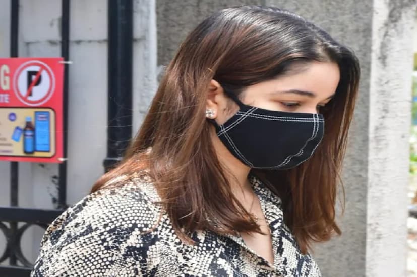 লকডাউনে (Mumbai Lockdown) অত্যন্ত জরুরি কাজ ছাড়া কেউই বাড়ির বাইরে বেরচ্ছেন না ৷ এরই মাঝে সারার ছবি ভাইরাল হয়েছে বাড়িয়েছে জল্পনাও ৷ (Pics- Viral Bhayani).