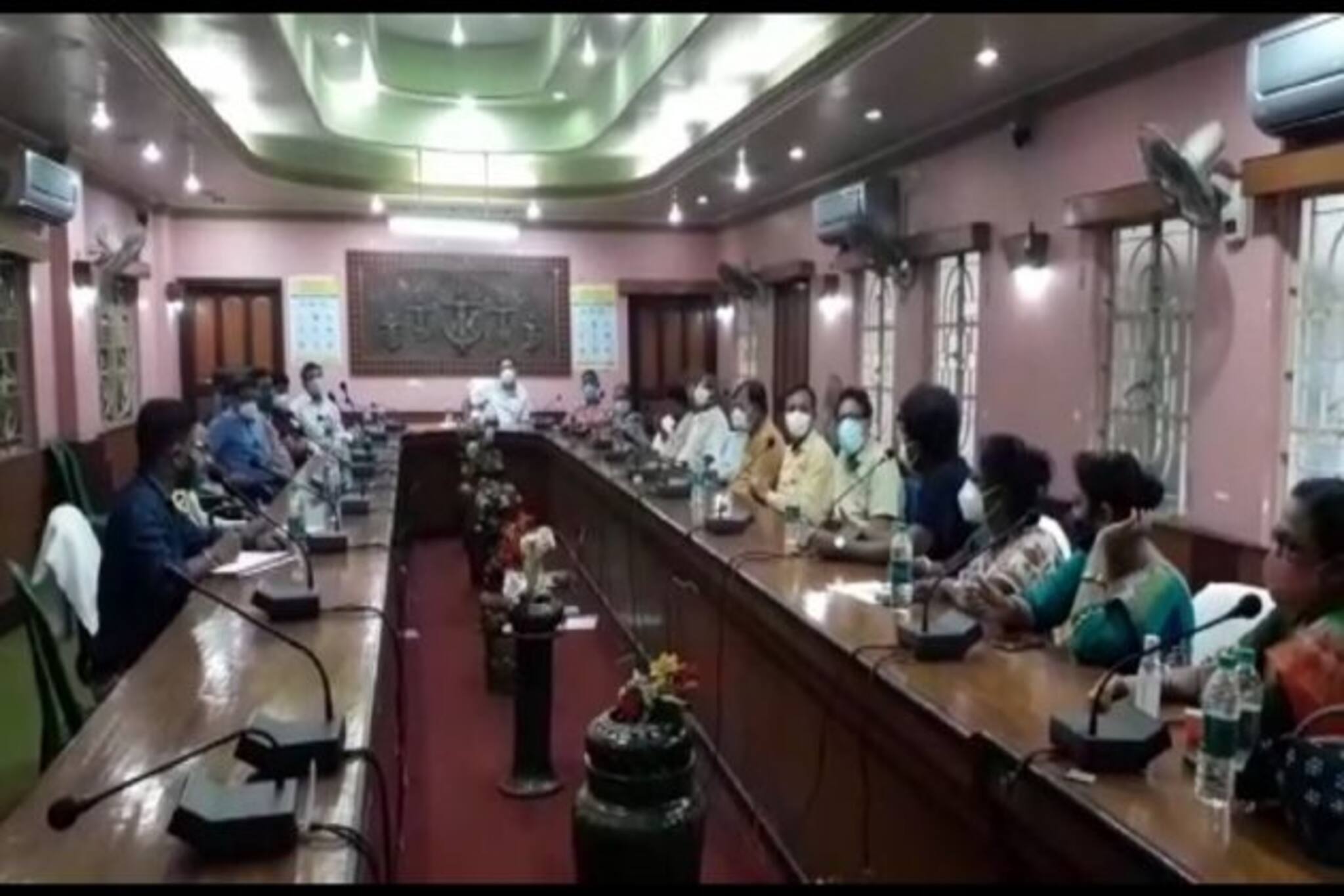 করোনা-র টীকাকরণ পাশাপাশি ডেঙ্গু প্রতিরোধ, জোড়া লক্ষ্যে কাজ করতে তৎপর হাবড়া পুরসভা