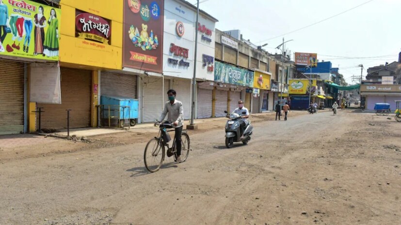 • সেই সমীক্ষায় দেখা গিয়েছে, মাত্র ৩ শতাংশ মানুষ জানাচ্ছেন তাঁদের আয় আগের থেকে বেড়েছে । অন্যদিকে, ৫৫ শতাংশ মানুষ জানিয়েছেন তাঁদের আয় কমার কথা । ৪২ শতাংশ বলছেন, গতবারের থেকে অবস্থাটা বদলায়নি, একই আয় রয়েছে তাঁদের । এই সব মিলিয়ে দেখতে গেলে প্রায় ৯৭ শতাংশ মানুষের আয় কমেছে করোনা অতিমারীর কারণে ।