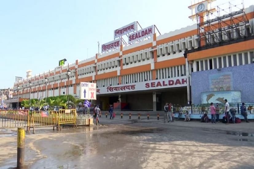 ইতিমধ্যেই ভিড় এড়াতে বিমানবন্দরগামী যানবাহনকে চিংড়িঘাটা ফ্লাইওভার ও নিউটাউনের পথ ব্যবহারের পরামর্শ দিয়েছে কলকাতা পুলিশ। করোনা আবহে অতিরিক্ত ভিড় এড়াতে আজ থেকে বাতিল হল শিয়ালদা শাখায় নবমী-দশমীর স্পেশাল নাইট ট্রেন। গতকাল রাজ্য প্রশাসনের সঙ্গে আলোচনা করে স্পেশাল নাইট সার্ভিস ট্রেন বাতিলের সিদ্ধান্ত নেয় পূর্ব রেল কর্তৃপক্ষ।
