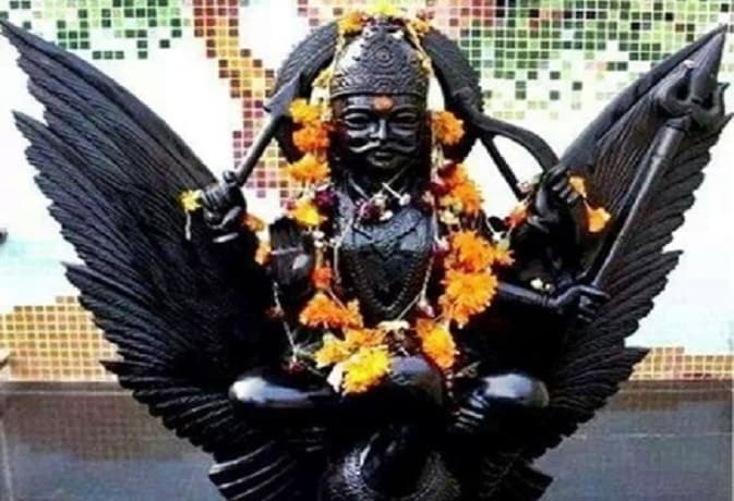 • একদিন মায়ের অপমানের বদলা নিতে অগ্নিদৃষ্টিতে সূর্যের দিকে তাকান শনিদেব । সূর্যকে পুড়িয়ে কালো করে দেন তিনি । সূর্যের ক্ষমতা নাশ হওয়ার ভয়ে শিব এসে রক্ষা করেন সূর্যকে । তাঁকে সমস্ত সত্যি কথা খুলে বলেন এবং শনিকে অন্যায় দেখলে তার বিচার করার ক্ষমতা দিয়ে যান । সেই থেকেই বিচারের দেবতা হলেন শনি দেব । • একদিন মায়ের অপমানের বদলা নিতে অগ্নিদৃষ্টিতে সূর্যের দিকে তাকান শনিদেব । সূর্যকে পুড়িয়ে কালো করে দেন তিনি । সূর্যের ক্ষমতা নাশ হওয়ার ভয়ে শিব এসে রক্ষা করেন সূর্যকে । তাঁকে সমস্ত সত্যি কথা খুলে বলেন এবং শনিকে অন্যায় দেখলে তার বিচার করার ক্ষমতা দিয়ে যান । সেই থেকেই বিচারের দেবতা হলেন শনি দেব ।