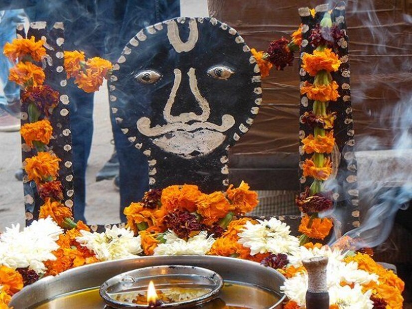 • মনে করা হয় শনি হলেন বিচারের দেবতা । তিনি রুষ্ট হলে রক্ষে নেই । মানুষের কাজের উপর ভিত্তি করে তিনি আশীর্বাদ বা শাস্তি দেন । তিনি শনি গ্রহণের দেবতা । মনে করা হয় সৌর মণ্ডলে এই গ্রহই সবচেয়ে আসতে ঘোরে । শনির অবস্থানের উপর প্রত্যেকের জন্ম ছক নির্ভর করে । প্রার্থনা আর সঠিক পদ্ধতিতে পুজো করলে শনির কৃপালাভ করা সম্ভব ।