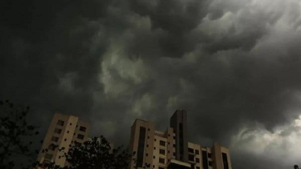 • কিছুদিন আগেই প্রবল ঘূর্ণিঝড় ইয়াসের ঝাপটায় টালমাটাল হয়েছে উপকূলীয় জেলাগুলি । এখনও অনেক নদীবাঁধ মেরামতির কাজ শেষ হয়নি । এরই মধ্যে নতুন করে নিম্নচাপের পূর্বাভাসে স্বাভাবিকভাবেই আশঙ্কিত সাধারণ মানুষ । ইতিমধ্যেই সমস্ত জেলা প্রশাসনকে সজাগ থাকতে পরামর্শ দেওয়া হয়েছে । ক্ষয়ক্ষতি রুখতে প্রয়োজনীয় পদক্ষেপ নেওয়ারও পরামর্শ দেওয়া হয়েছে । • কিছুদিন আগেই প্রবল ঘূর্ণিঝড় ইয়াসের ঝাপটায় টালমাটাল হয়েছে উপকূলীয় জেলাগুলি । এখনও অনেক নদীবাঁধ মেরামতির কাজ শেষ হয়নি । এরই মধ্যে নতুন করে নিম্নচাপের পূর্বাভাসে স্বাভাবিকভাবেই আশঙ্কিত সাধারণ মানুষ । ইতিমধ্যেই সমস্ত জেলা প্রশাসনকে সজাগ থাকতে পরামর্শ দেওয়া হয়েছে । ক্ষয়ক্ষতি রুখতে প্রয়োজনীয় পদক্ষেপ নেওয়ারও পরামর্শ দেওয়া হয়েছে ।