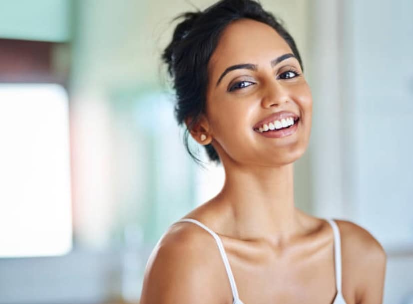 ৫. ন্যাচারাল নেক লিফ্ট (Natural Neck Lift) এই ব্যায়ামটি করার জন্য প্রথমে আপনাকে মাথাটিকে পিছনের দিকে নিয়ে যেতে হবে যাতে আপনার ঘাড় কিছুটা প্রসারিত হয়। ঘাড়ের টানকে আরও বাড়ানোর জন্য আপনি আপনার নিচের ঠোঁটটিকে উপরের দিকে তুলুন। এর পর দুই হাতের আঙুলগুলিকে ঘাড়ের উপর রেখে ধীরে ধীরে কলার বোনের দিকে নিয়ে যান। কমপক্ষে ৫ বার এই ব্যায়ামটি পুনরাবৃত্তি করুন।