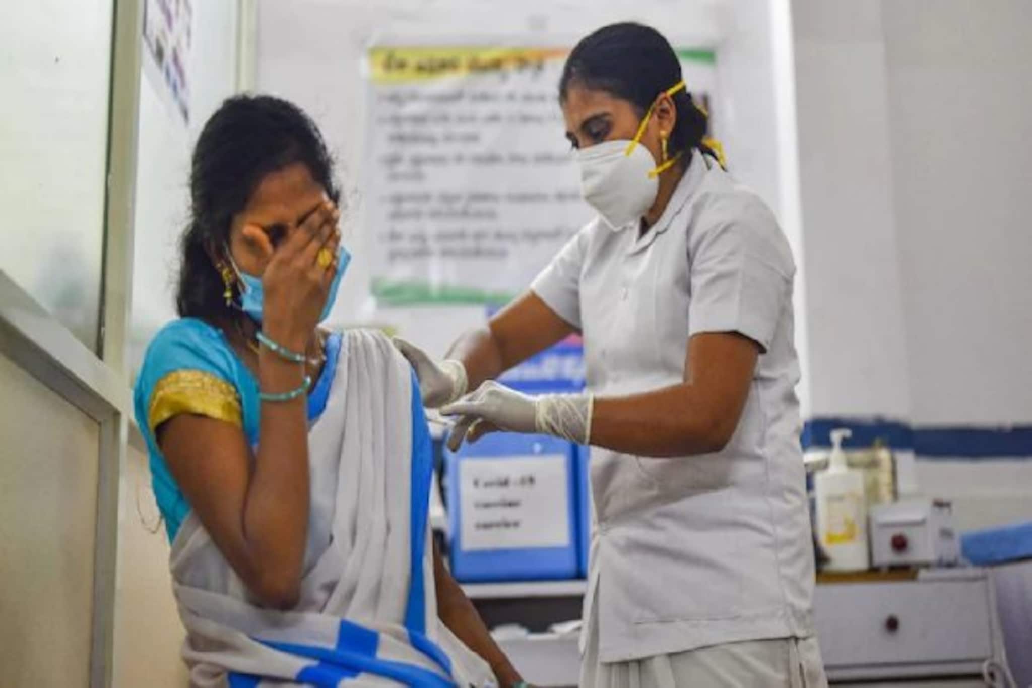 Coronavirus Vaccination: অন্তঃসত্ত্বা, স্তন্যপান করানো মহিলাদের জন্য নিরাপদ চার ভ্যাকসিনই, জানালো কেন্দ্র