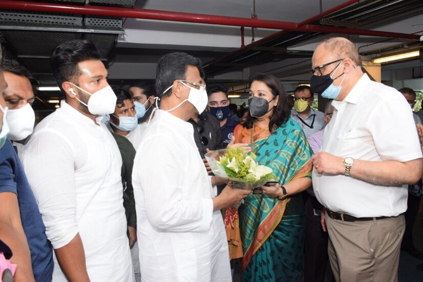 •পুরসভার দাবি, কলকাতার বিভিন্ন জায়গায় ব্যবসায়ীরা ভ্যাকসিন নিচ্ছেন না। বলছেন, দোকান ছেড়ে আসা সম্ভব নয়। কিন্তু তাঁদেরই ভ্যাকসিন দেওয়া খুবই প্রয়োজন। কারণ তাঁরা রোজ হাজার হাজার মানুষের সঙ্গে মেলামেশা করেন। ফলে সংক্রমণ ছড়ানোর আশঙ্কা বেশি। পুর কর্তৃপক্ষ জানিয়েছে, ভ্যাকসিন নেওয়ার পর অসুস্থ হয়ে পড়লে তাঁকে নিকটবর্তী হাসপাতালে ভর্তি করা হবে। 