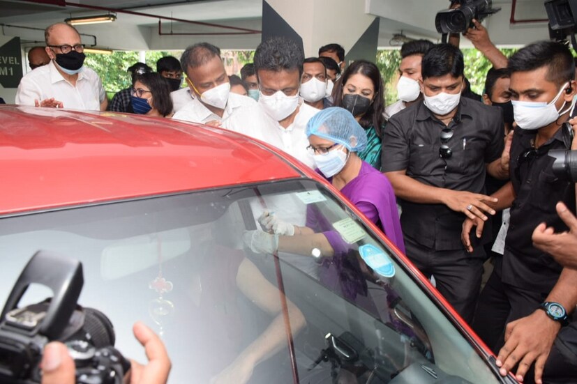 •শুক্রবার কোয়েস্ট মলে শুরু হল ‘ড্রাইভ ইন ভ্যাকসিনেশন’ কর্মসূচি। গাড়ি নিয়ে এসে এখানে ভ্যাকসিন নেওয়া যাবে। গাড়ির রেজিস্ট্রেশন নম্বর দিয়ে কো-উইন অ্যাপ থেকে ভ্যাকসিনেশনের জন্য রেজিস্ট্রেশন করতে হবে। প্রতি গাড়িতে চারজন পর্যন্ত ব্যক্তিকে ভ্যাকসিন দেওয়া হবে। এবং ভ্যাকসিন নিতে ইচ্ছুক ব্যক্তিদের গাড়ি থেকে বের হতে হবে না।