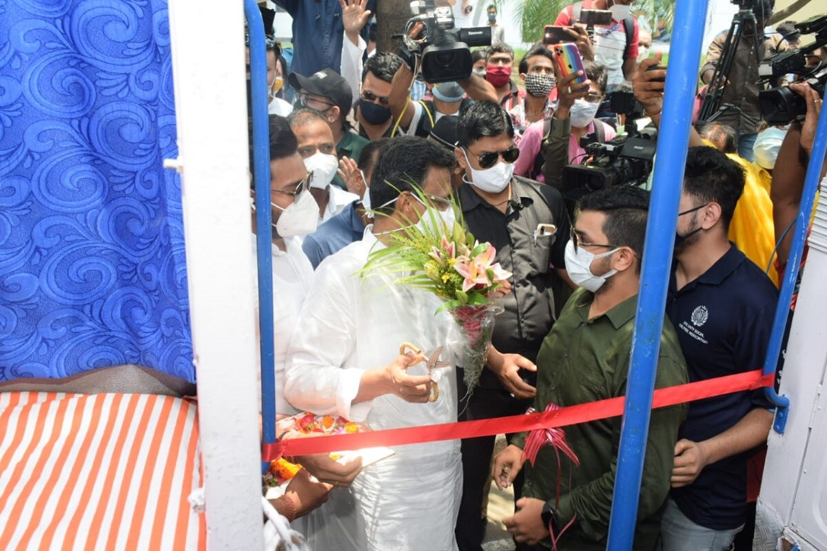 •এদিন ‘ড্রাইভ ইন ভ্যাকসিনেশন’ (Drive in Vaccination)কর্মসূচির উদ্বোধন করলেন কলকাতা পুরসভার পুর প্রশাসকমণ্ডলীর প্রধান ফিরহাদ হাকিম। শুক্রবার সেখানে মোট ২৪৪ জনকে ভ্যাকসিন দেওয়ার লক্ষ্যমাত্রা রাখা হয়েছে। ইতিমধ্যেই পুরসভার উদ্যোগে ৩ রা জুন থেকে শহরে শুরু হয়েছে ‘ভ্যাকসিন অন হুইল’ (Vaccine on Wheel Kolkata)পরিষেবা। আজ, শুক্রবার সকাল থেকেই লেক মার্কেটের সামনে গাড়ি দাঁড় করিয়ে চলে ভ্যাকসিনেশন। লেক মার্কেট এবং লেক মলের দোকানদার, কর্মীদের ভ্যাকসিন দেওয়া হয়। এই পরিষেবা মূলত পাচ্ছেন ব্যবসায়ী, হকার, দোকানি, দিনমজুররা। তাঁদের ভ্যাকসিন দিতে বিশেষ বাস চালু করছে কলকাতা পুরসভা। ভ্যাকসিন মিলছে কোনও পূর্ব নথিভুক্তিকরণ ছাড়াই। •এদিন ‘ড্রাইভ ইন ভ্যাকসিনেশন’ (Drive in Vaccination)কর্মসূচির উদ্বোধন করলেন কলকাতা পুরসভার পুর প্রশাসকমণ্ডলীর প্রধান ফিরহাদ হাকিম। শুক্রবার সেখানে মোট ২৪৪ জনকে ভ্যাকসিন দেওয়ার লক্ষ্যমাত্রা রাখা হয়েছে। ইতিমধ্যেই পুরসভার উদ্যোগে ৩ রা জুন থেকে শহরে শুরু হয়েছে ‘ভ্যাকসিন অন হুইল’ (Vaccine on Wheel Kolkata)পরিষেবা। আজ, শুক্রবার সকাল থেকেই লেক মার্কেটের সামনে গাড়ি দাঁড় করিয়ে চলে ভ্যাকসিনেশন। লেক মার্কেট এবং লেক মলের দোকানদার, কর্মীদের ভ্যাকসিন দেওয়া হয়। এই পরিষেবা মূলত পাচ্ছেন ব্যবসায়ী, হকার, দোকানি, দিনমজুররা। তাঁদের ভ্যাকসিন দিতে বিশেষ বাস চালু করছে কলকাতা পুরসভা। ভ্যাকসিন মিলছে কোনও পূর্ব নথিভুক্তিকরণ ছাড়াই।