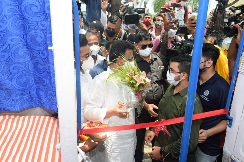 •এদিন  ‘ড্রাইভ ইন ভ্যাকসিনেশন’ কর্মসূচির উদ্বোধন করলেন কলকাতা পুরসভার পুর প্রশাসকমণ্ডলীর প্রধান ফিরহাদ হাকিম। শুক্রবার সেখানে মোট ২৪৪ জনকে ভ্যাকসিন দেওয়ার লক্ষ্যমাত্রা রাখা হয়েছে। ইতিমধ্যেই পুরসভার উদ্যোগে ৩ রা জুন থেকে শহরে শুরু হয়েছে ‘ভ্যাকসিন অন হুইল’ পরিষেবা। আজ, শুক্রবার সকাল থেকেই লেক মার্কেটের সামনে গাড়ি দাঁড় করিয়ে চলে ভ্যাকসিনেশন। লেক মার্কেট এবং লেক মলের দোকানদার, কর্মীদের ভ্যাকসিন দেওয়া হয়। এই পরিষেবা মূলত পাচ্ছেন ব্যবসায়ী, হকার, দোকানি, দিনমজুররা। তাঁদের ভ্যাকসিন দিতে বিশেষ বাস চালু করছে কলকাতা পুরসভা।  ভ্যাকসিন মিলছে কোনও পূর্ব নথিভুক্তিকরণ ছাড়াই। 