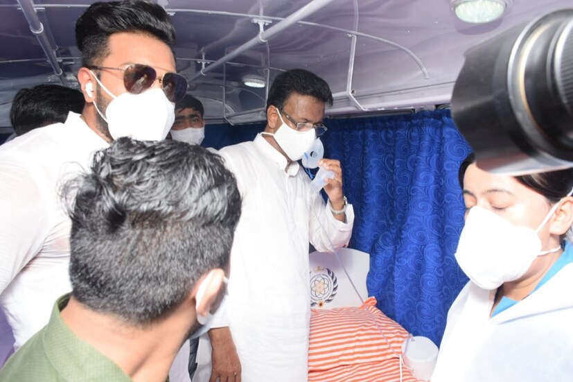 •আগামী বছরের শুরুতেই কোভিড সংক্রমণের তৃতীয় ঢেউ আছড়ে পড়তে পারে বলে আশঙ্কা প্রকাশ করেছেন বিশেষজ্ঞরা। তার আগেই কলকাতা শহরের সমস্ত বাসিন্দাদের কোভিড ভ্যাকসিন দিতে বদ্ধপরিকর পুরসভা। পুর ও পরিবহণ দফতরের যৌথ উদ্যোগেই এই পরিষেবা চালু হচ্ছে। 