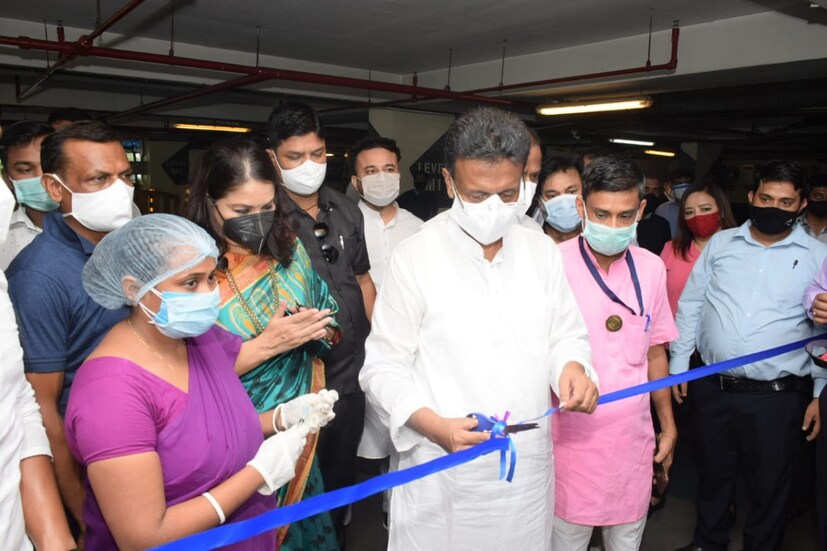 •আগামী বছরের শুরুতেই কোভিড সংক্রমণের তৃতীয় ঢেউ আছড়ে পড়তে পারে বলে আশঙ্কা প্রকাশ করেছেন বিশেষজ্ঞরা। তার আগেই কলকাতা শহরের সমস্ত বাসিন্দাদের কোভিড ভ্যাকসিন দিতে বদ্ধপরিকর পুরসভা। পুর ও পরিবহণ দফতরের যৌথ উদ্যোগেই এই পরিষেবা চালু হচ্ছে। 