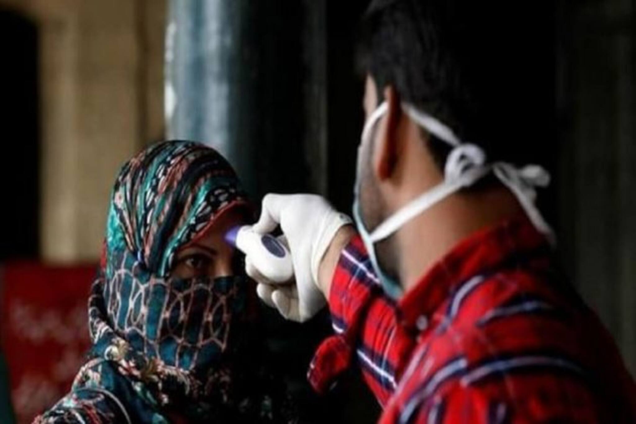 Covid Horror: আইসোলেশনে থাকায় রাগ, বৌমাকে জড়িয়ে ধরে সংক্রামিত করলেন করোনা আক্রান্ত শাশুড়ি!