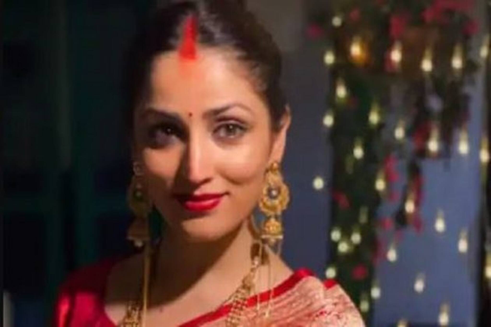 সিঁথিতে ভর্তি সিঁদুর,গলায় মঙ্গলসূত্র, লাল বেনারসিতে সুন্দরী ইয়ামি গৌতমের লুকে মজে সকলে, দেখুন অ্যালবাম