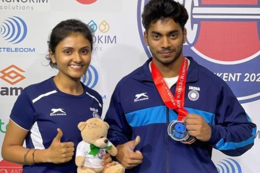 কমনওয়েলথ গেমসের দুই বিভাগে সোনা, যুব এশিয়ান চ্যাম্পিনশিপে রুপো ছাড়াও বাংলার হয়ে একাধিক পদক জিতেছেন অচিন্ত্য। অভাবের সঙ্গেই লড়তে হয়েছে সব থেকে বেশি। দেউলপুরের টিনের চালের বাড়ির ভাঙা পাঁচিল থেকে ঝুলন্ত পদকগুলো তবুও অচিন্ত্যকে স্বপ্ন দেখিয়েছে। সেই স্বপ্নই সফল হল এতদিনে। একদিনের জন্যও লক্ষ্য থেকে সরেননি অচিন্ত্য। এক মিনিটের জন্যও তাঁর মনে হয়নি, এই লড়াই জেতা যাবে না।