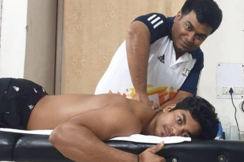 ২০১৯ সালে Reliance Foundation Youth Sports-এর সঙ্গে যুক্ত হন অচিন্ত্য। তার পর থেকেই স্বপ্নের উড়ান। জাতীয় কোচ বিজয় শর্মা বলছিলেন, অচিন্ত্যর খেলার প্রতি আনুগত্য দেখার মতো। পরিশ্রম করতে পারে প্রচুর। দেশের জন্য বড় কিছু করার স্বপ্ন দেখে। আর তার জন্য কঠোর পরিশ্রম করে। বাংলার ছেলে। বাঙালির গর্ব। এমন কত প্রতিভা দারিদ্রের অন্ধকারে হারিয়ে যায়। তবে অন্ধকার ফুঁড়ে অচিন্ত্যর মতো নক্ষত্রদেরও দেখা মেলে। বাংলার ঘরে ঘরে এমন অচিন্ত্যরাই তো আশার আলো। 