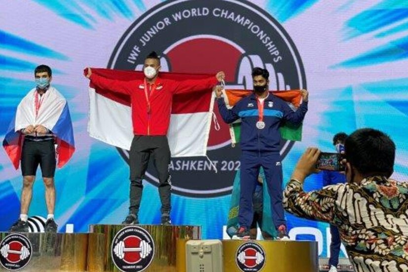 ভারোত্তোলন তো আর চাট্টিখানি কথা নয়। সঠিক পদ্ধতিতে অনুশীলন, বিজ্ঞানসম্মত ডায়েট, চোটমুক্ত থাকা- এই তিনটি ভারোত্তোলনের প্রধান শর্ত। সংসারে নুন আনতে পান্তা ফুরোয়। সেখানে পুষ্টিগুণে সমৃদ্ধ খাবার পাওয়াটাই অচিন্ত্যর কাছে সব থেকে বড় চ্যালেঞ্জ হয়ে দাঁড়ায়। তবে দাদা অলোক যতটা সম্ভব টাকা বাঁচিয়ে ভাইয়ের জন্য পুষ্টিকর খাবার জোগাড়ের চেষ্টা করেছে। ভাই অচিন্ত্য দাদার জীবন সংগ্রামের দামও দিয়েছে।