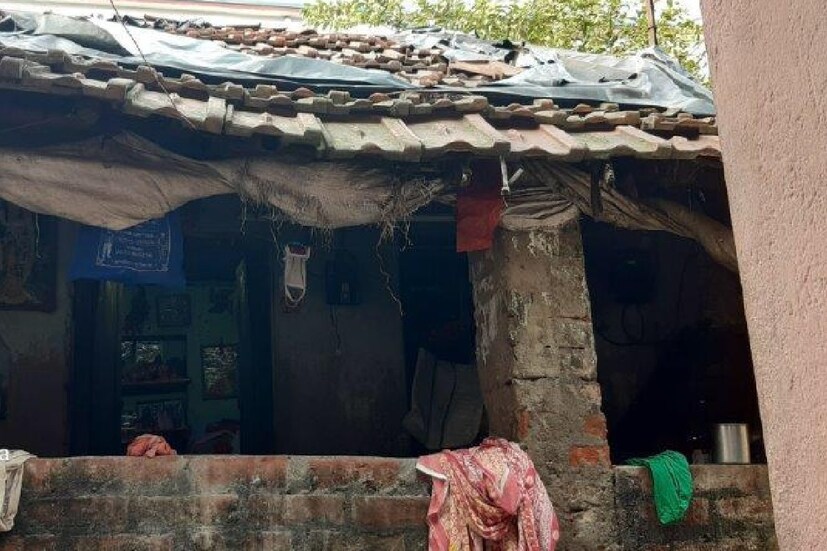 ১৯ বছরের অচিন্ত্যকে এই বয়সে কত প্রতিবন্ধকতা যে কাঁধে নিয়ে ছুটতে হচ্ছে! বাবা কখও রিক্সা চালাতেন। কখনও দিন-মজুরি করতেন। সংসার চলছিল কোনওরকমে। ২০১৩ সালে হঠাত্ করেই অচিন্ত্যর বাবা মারা গেলেন। বাড়ির বড় ছেলে অলোক তখন ভারোত্তোলক হওয়ার স্বপ্নে বিভোর। কিন্তু সংসারের ঘানিতে মুখ থুবড়ে পড়লেন অলোক হঠাত্ করেই। কোনওরকমে দমকলে অস্থায়ী কাজ জুটল। বাবার পর তাঁর কাঁধেই সংসারের সব দায়িত্ব। আর অচিন্ত্য তখন সবে ওজন তুলতে শুরু করেছে। তাও পাড়ারই একটি ছোট্ট ক্লাবে।