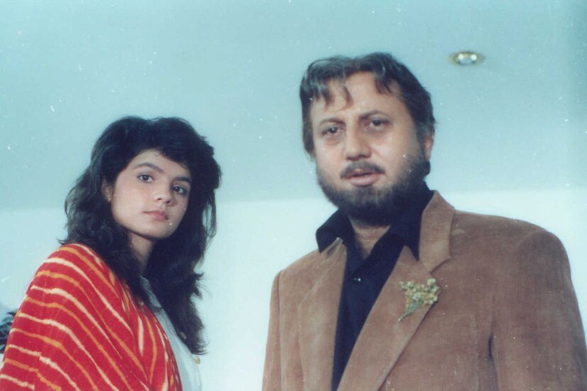 বাবার চরিত্রে সেরা অভিনয়টা হয়তো অনুপম খের দিয়েছিলেন তাঁর ড্যাডি ছবিতে। তারপরে একাধিক ছবিতে তাঁকে বাবার ভূমিকায় দেখা গিয়েছে তাঁকে। ডিডিএসজে-র শাহরুখ খানের কুল বাবাও ছিলেন তিনি। 