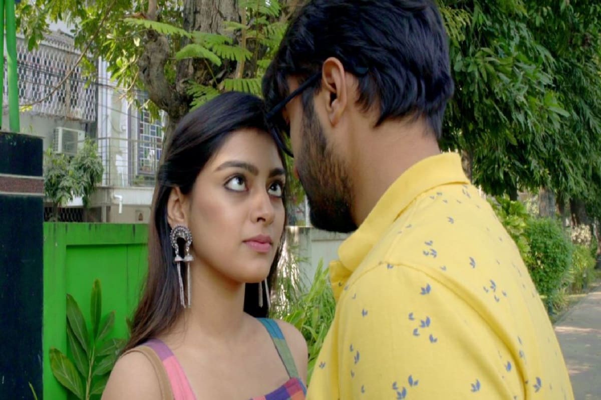 •একজন চিত্র পরিচালকের গল্প বলে এই ছবি। সেই ভূমিকায় অভিনয় করেছেন জয়। ছবিতে এই চরিত্রের নাম অভিজিৎ। গত তিনটি ছবিই ফ্লপ করেছে অভিজিতের। 'একটি অসমাপ্ত গল্প' নামে এক উপন্যাস অবলম্বনে ছবি করতে চায় পরিচালক। •একজন চিত্র পরিচালকের গল্প বলে এই ছবি। সেই ভূমিকায় অভিনয় করেছেন জয়। ছবিতে এই চরিত্রের নাম অভিজিৎ। গত তিনটি ছবিই ফ্লপ করেছে অভিজিতের। 'একটি অসমাপ্ত গল্প' নামে এক উপন্যাস অবলম্বনে ছবি করতে চায় পরিচালক।