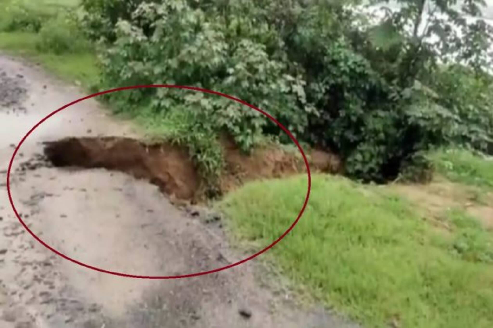 Damodar River: ফুঁসছে দামোদর, পাশেই তৈরি হয়েছে ফাটল, বানভাসি হওয়ার আশঙ্কা