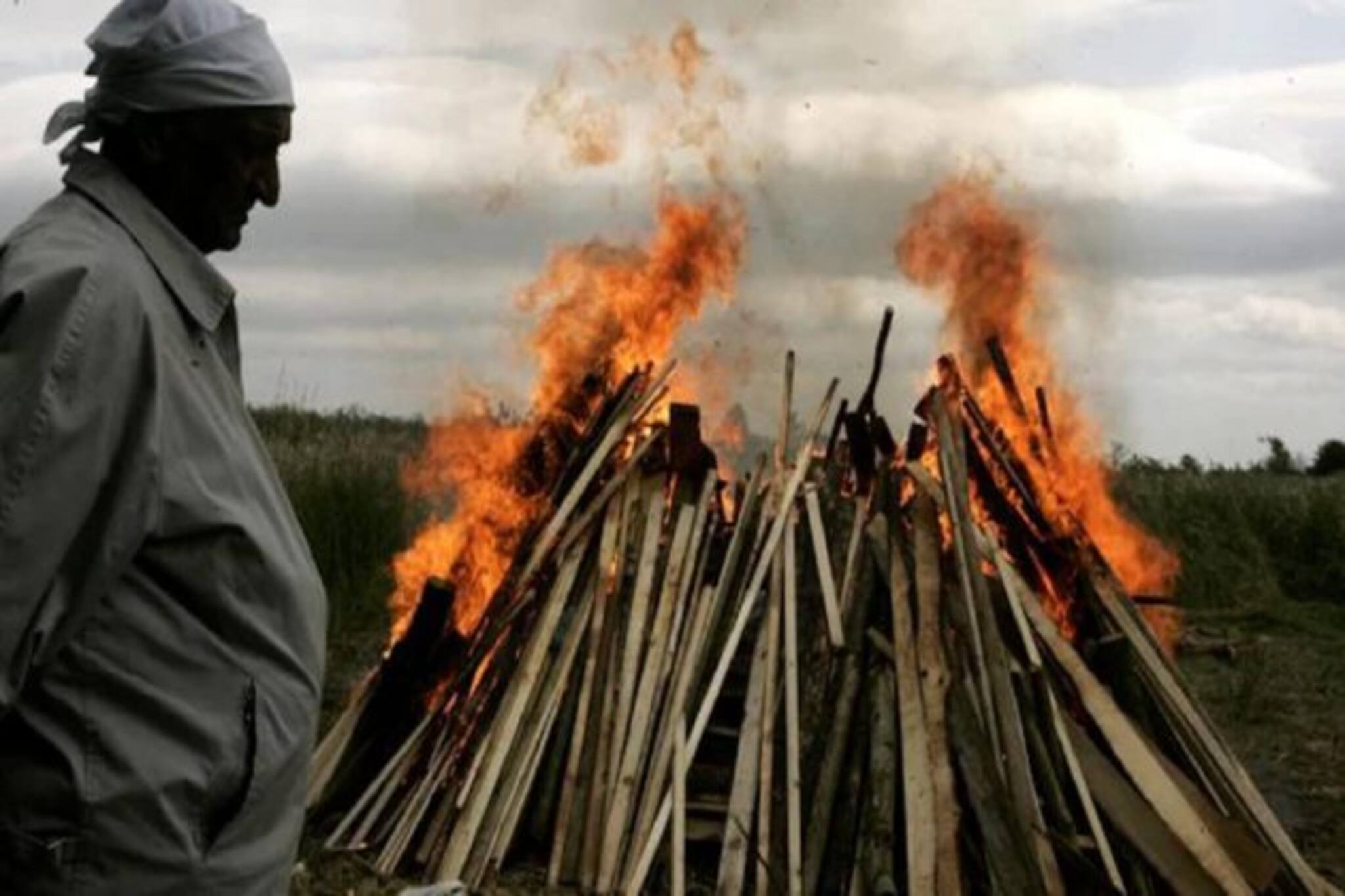 Covid Bodies Cremation: ১১০০ বেওয়ারিশ করোনায় মৃতের দেহ সৎকার, অস্থি বিসর্জন দিলেন খোদ রাজ্যের মন্ত্রী