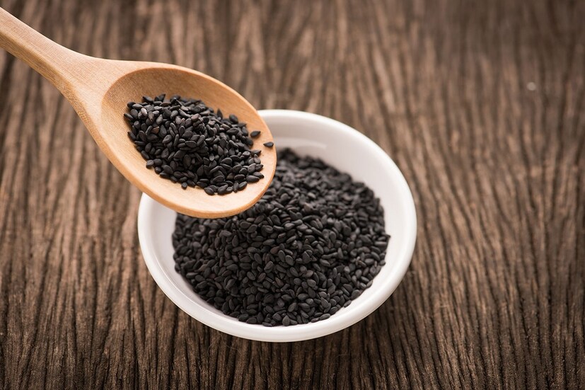 করোনার থাবায় জীবন জেরবার। এই সময় কি করে সুরক্ষিত থাকা যায়, তা নিয়ে রোজ গবেষণা চলছে। ইমিউনিটি ও ভিটামিনস শরীরে ঠিক মতো আছে কিনা সেদিকে সকলের নজর। শুধু খাবারের স্বাদ বৃদ্ধিতেই নয়, আয়ুর্বেদিক ও কবিরাজি চিকিৎসাতেও কালোজিরার ব্যবহার হয়। কালো জিরের বীজ থেকে একধরণের তেল তৈরি হয়, যা আমাদের শরীরের জন্য অত্যন্ত উপকারী। এতে আছে ফসফেট, আয়রন এবং ফসফরাস। এছাড়াও কালো জিরে বিভিন্ন রোগের হাত থেকে দেহকে রক্ষা করে ৷ (photo source collected) করোনার থাবায় জীবন জেরবার। এই সময় কি করে সুরক্ষিত থাকা যায়, তা নিয়ে রোজ গবেষণা চলছে। ইমিউনিটি ও ভিটামিনস শরীরে ঠিক মতো আছে কিনা সেদিকে সকলের নজর। শুধু খাবারের স্বাদ বৃদ্ধিতেই নয়, আয়ুর্বেদিক ও কবিরাজি চিকিৎসাতেও কালোজিরার ব্যবহার হয়। কালো জিরের বীজ থেকে একধরণের তেল তৈরি হয়, যা আমাদের শরীরের জন্য অত্যন্ত উপকারী। এতে আছে ফসফেট, আয়রন এবং ফসফরাস। এছাড়াও কালো জিরে বিভিন্ন রোগের হাত থেকে দেহকে রক্ষা করে ৷ (photo source collected)