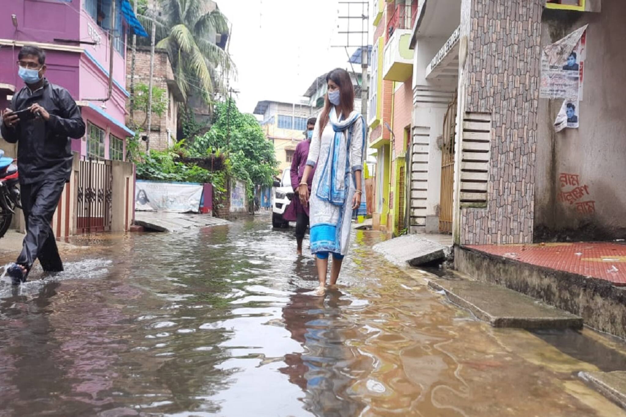 South Kolkata Water-logging: বানভাসী সোনারপুরের পাশেই আছেন বিধায়ক, রাস্তায় লাভলি