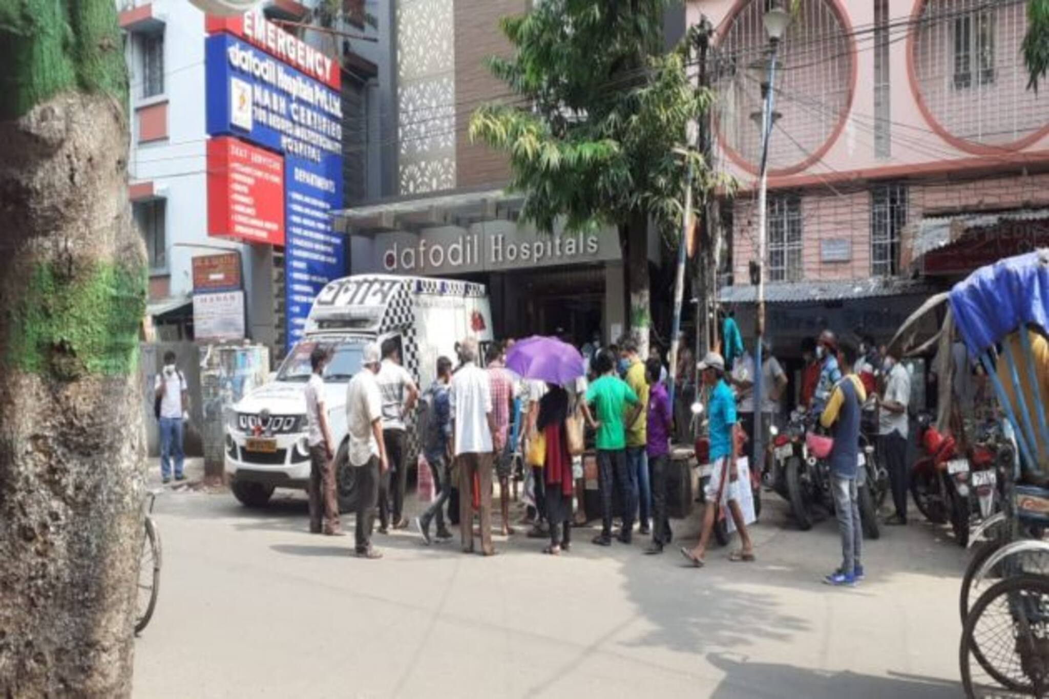 করোনা আক্রান্ত 'বাবার মৃতদেহ' বলে দেওয়া হল 'অন্যের বডি'! তুলকালাম লেকটাউনের নার্সিংহোমে...