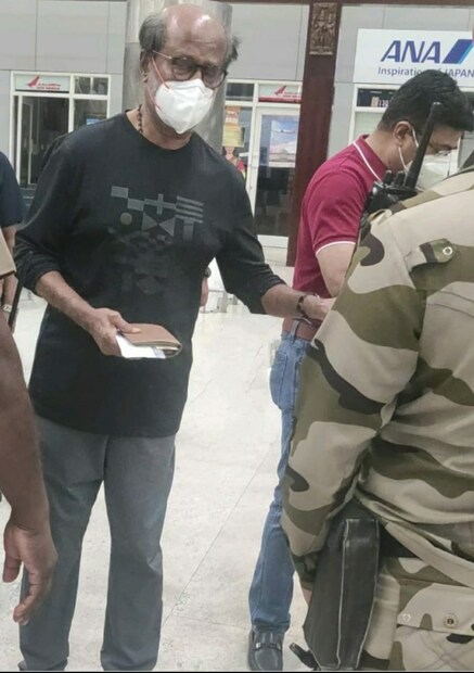রজনীকান্তের আমেরিকা যাওয়া, তাও চিকিৎসার কারণে জানতে পেরেই উদ্বেগ প্রকাশ করেন ভক্তরা। 
