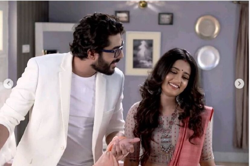 আর ওদের লড়াইয়ের সঙ্গে জড়িয়ে পড়েন দর্শক। কবে সত্যিই মিলন হবে ওদের? ওই প্রশ্ন করতে থাকেন সকলে। অবশেষে পর্দায় ওদের মিলন হয়। কিন্তু বাস্তবে? photo source Instagram
