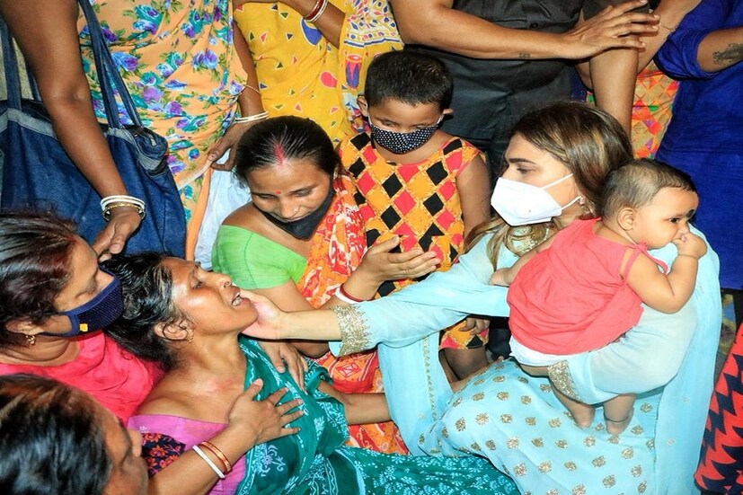 একে করোনায় মানুষের জীবন জেরবার। তায় দোসর ইয়াস। গত বছর আমফানের জেরে বহু মানুষের জীবন ক্ষতিগ্রস্ত হয়েছে। আর ঠিক তার এক বছর পরেই চলেছে ইয়াসের তাণ্ডব। এই অবস্থায় সুন্দরবন সহ সমুদ্র উপকূলবর্তী মানুষের ব্যপক ক্ষতি হয়েছে। সেই ক্ষতিগ্রস্ত মানুষদের পাশে দাঁড়াতে চেয়েছিলেন উল্টোডাঙার লোকনাথ দাস। photo source Facebook 