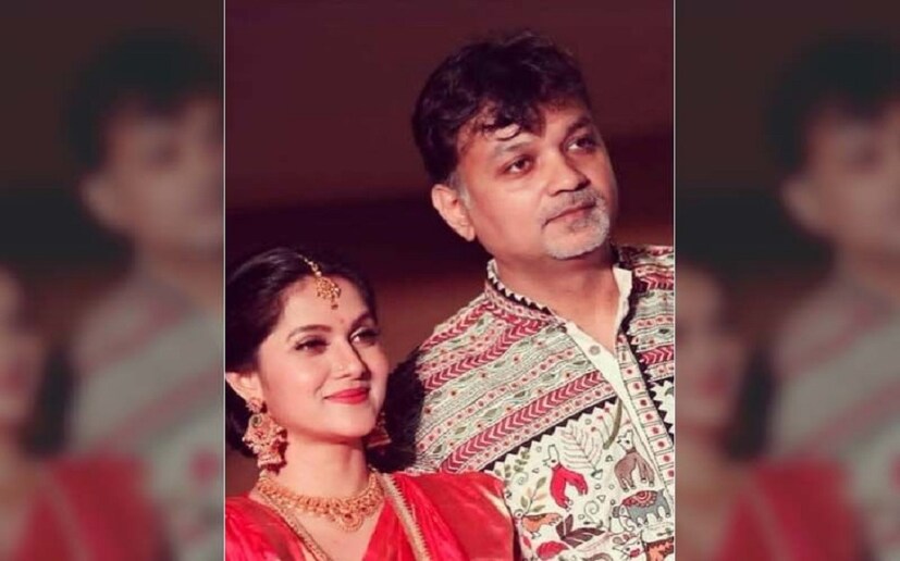 লকডাউন এবং করোনার দ্বিতীয় ঢেউ আসার আগেই বাংলাদেশ গিয়ে আটকে পড়েন মিথিলা। প্রা তিন মাস হয়ে গিয়েছে ওদেশেই মিথিলা ও তাঁর মেয়ে। এদিকে সৃজিত এদেশে। তাহলে কেমন করে হবে জামাইষষ্ঠী? সৃজিত আবার খাদ্যরসিক। এমনদিকে তবে কি রোজের খাবার খেয়েই কাটাতে হবে তাঁকে? 