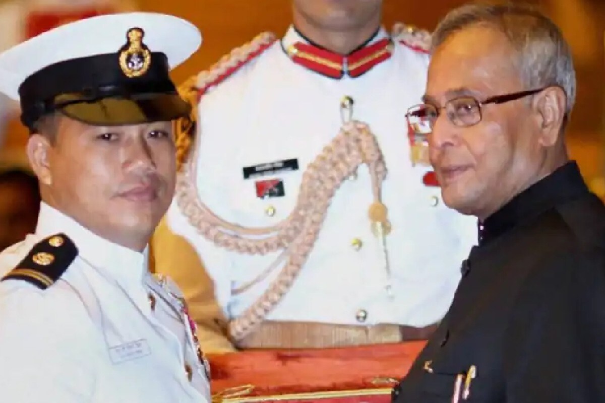 ডিঙ্কো সিং। যাঁর একটা আন্তর্জাতিক পদক ভারতীয় বক্সিংয়ে ব্যাপক বদল এনেছিল। ১৯৯৮ ব্যাঙ্কক এশিয়ান গেমসে সোনা জিতেছিলেন ডিঙ্কো। কিন্তু ওই সোনা জয়ের পিছনের লড়াই সম্পর্কে তখনও দেশ জানত না। ডিঙ্কোর লড়াই ও জীবন সংগ্রামের কথা জানার পর অনেকেই বক্সার হওয়ার অনুপ্রেরণা পেয়েছিল। সেই ডিঙ্কো সিং চলে গেলেন এত কম বয়সে। ক্যান্সারের বিরুদ্ধে লড়াইটাতে জিততে পারলেন না। ডিঙ্কো সিং। যাঁর একটা আন্তর্জাতিক পদক ভারতীয় বক্সিংয়ে ব্যাপক বদল এনেছিল। ১৯৯৮ ব্যাঙ্কক এশিয়ান গেমসে সোনা জিতেছিলেন ডিঙ্কো। কিন্তু ওই সোনা জয়ের পিছনের লড়াই সম্পর্কে তখনও দেশ জানত না। ডিঙ্কোর লড়াই ও জীবন সংগ্রামের কথা জানার পর অনেকেই বক্সার হওয়ার অনুপ্রেরণা পেয়েছিল। সেই ডিঙ্কো সিং চলে গেলেন এত কম বয়সে। ক্যান্সারের বিরুদ্ধে লড়াইটাতে জিততে পারলেন না।