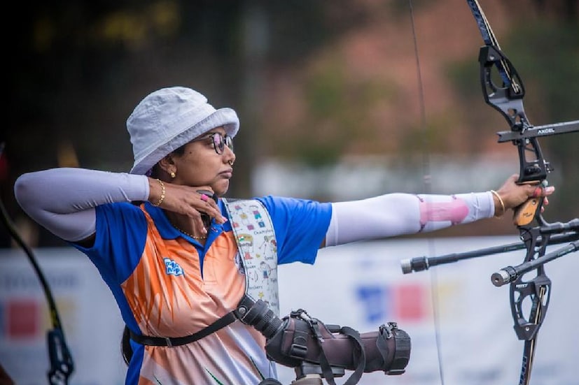 তিরন্দাজির বিশ্বকাপে সোনা জয় যেন অভ্যেসে পরিণত হয়েছে দীপিকার। এই নিয়ে চতুর্থবার তিনি সোনা জিতলেন এই টুর্নামেন্টে। রিকার্ভ ইভেন্টে কমলিকা বারি এবং অঙ্কিতা ভকতের দল সোনা জিতেছে মেক্সিকোকে হারিয়ে। এর পর দীপিকা স্বামী অতনু দাসের সঙ্গে মিক্সড কার্ভ টিম ইভেন্টেও সোনা জিতেছেন।