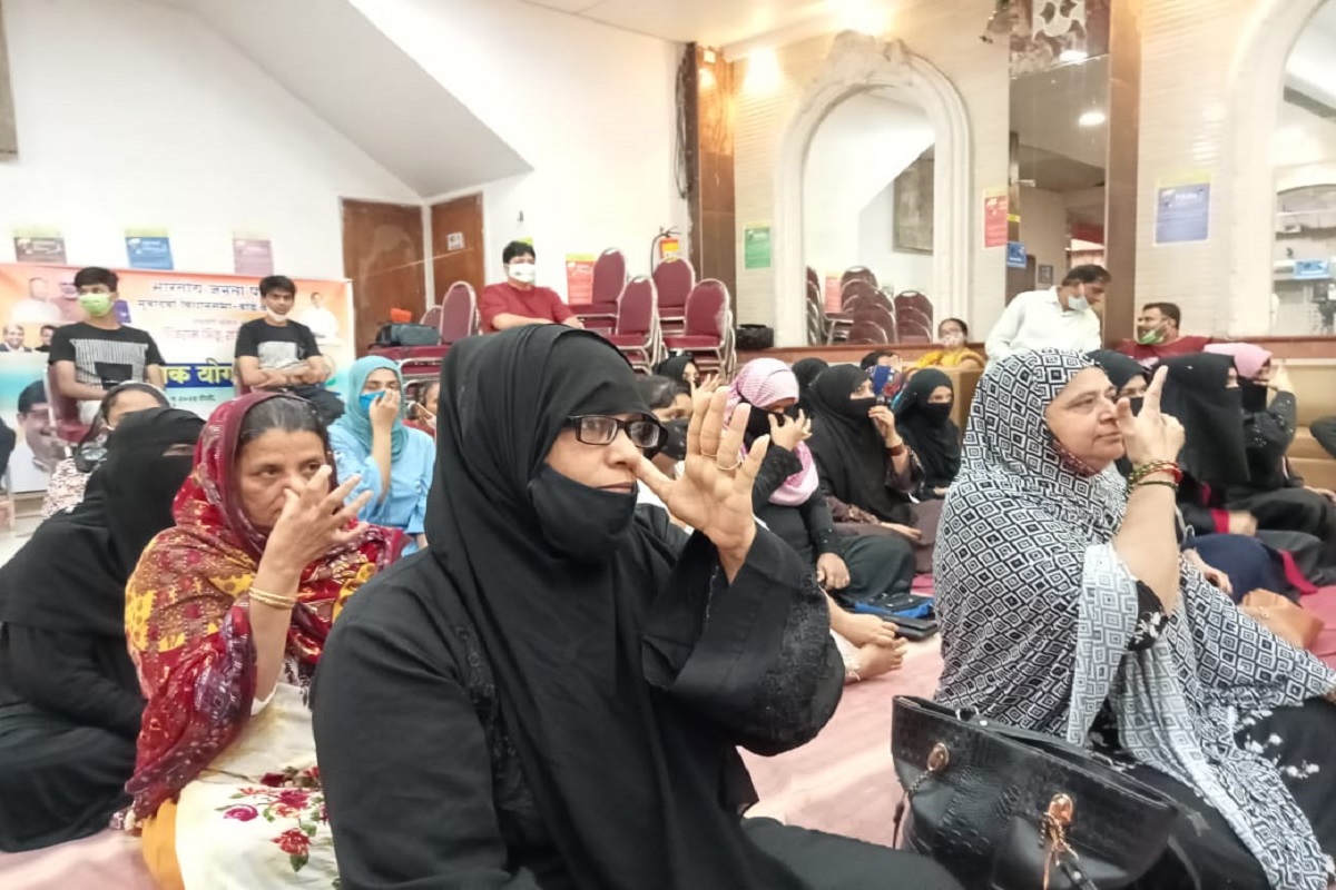 International Yoga Day: মুম্বইয়ে যোগ দিবসের অনুষ্ঠানে অংশ নিলেন মুসলিম মহিলারাও